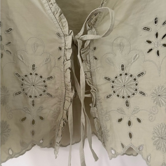 DIVIDED | H&M Green Cropped crochet Blouse, scalloped hem, front ties, Small - Picture 6 of 7